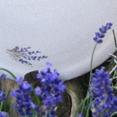 helle Keramik mit Lavendel-Dekor