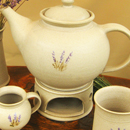 helle Keramik mit Lavendel-Dekor